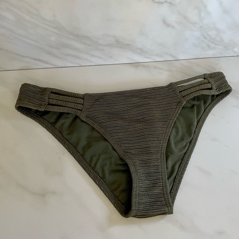 Green Ribbed Bikini Bottoms by Billabong 💚👙